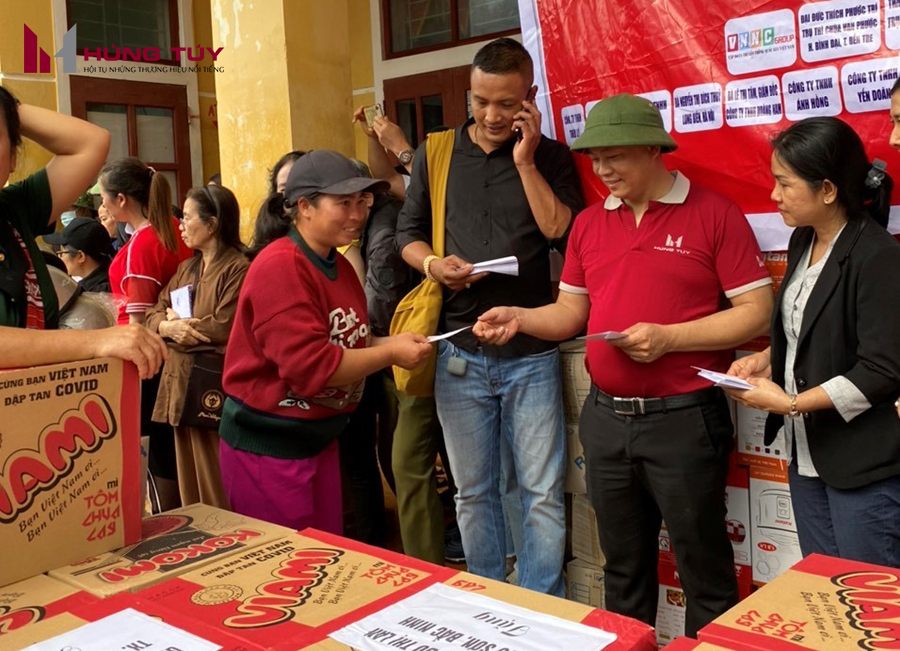 Đại diện Showroom Hùng Túy đến trao 705 suất quà cho người dân tại Thôn Lộc Thượng xã Lộc Thuỷ, huyện Lệ Thuỷ, Tỉnh Quảng Bình