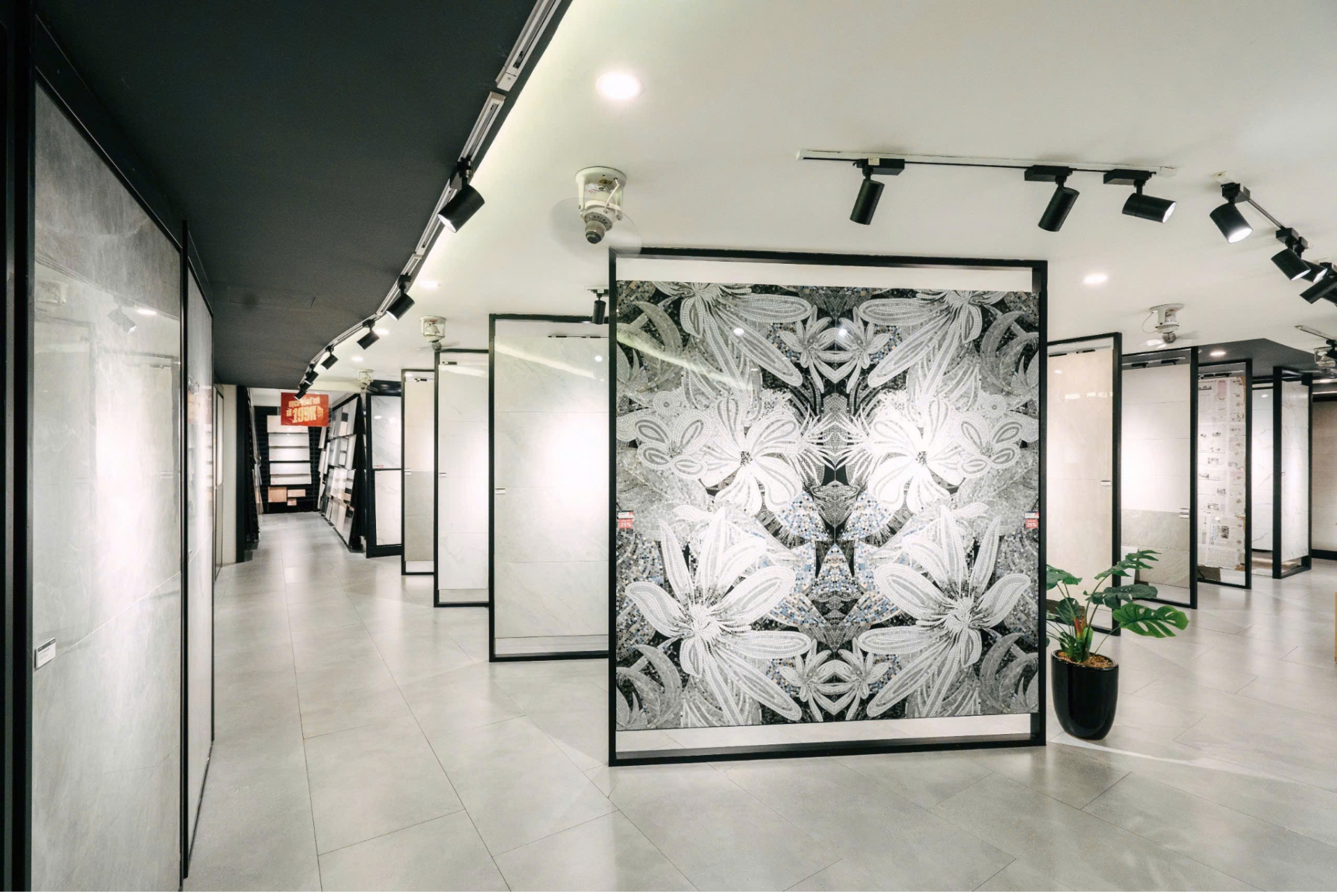 Khu trưng bày Gạch ốp lát trưng bày hơn 1000 mẫu gạch tại showroom Hùng Túy