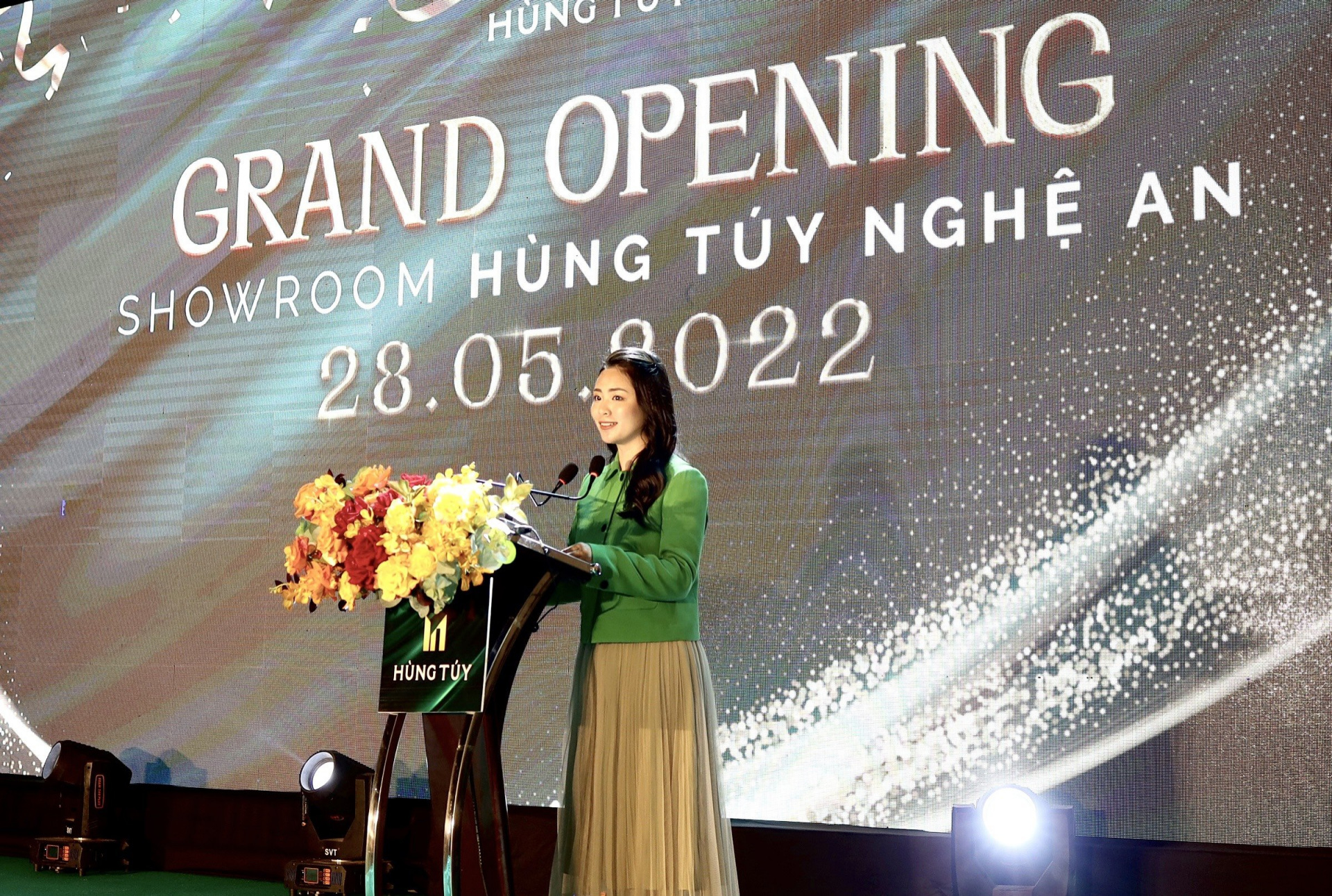 Bà Nguyễn Hiền Anh - Phó Tổng Giám đốc Tập đoàn Picenza Việt Nam, đại diện Ban Lãnh đạo Showroom Hùng Túy phát biểu khai trương showroom