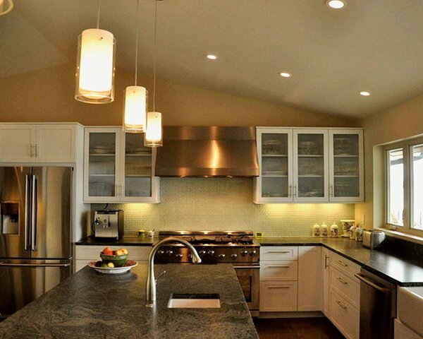 Chọn loại đèn phù hợp với phong cách chung của gian bếp