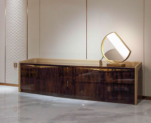 Kệ tivi Arture - 893A được làm bằng chất liệu gỗ MDF dán Veneer Ziricote. Kệ tivi được bọc da, viền inox màu Champagne Gold, sơn PU.